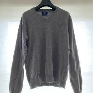 Grå Gant tröja - Säljer en väldigt fin Gant tröja! Endast använd 2-3 gånger 250kr