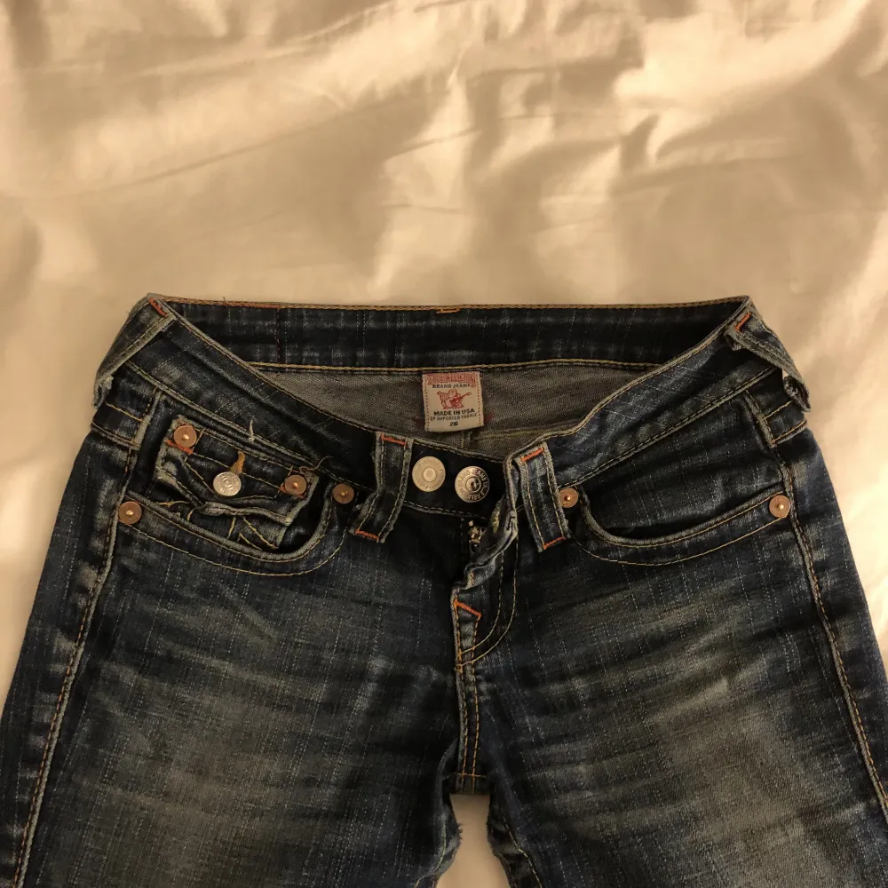 Hej!! Intressekoll på mina true religion jeans eftersom att de inte passade så bra på mig, spårbar frakt 69kr! Flare/bootcut jeans💓💓 på bild två ser man att det är två knappar, la till den längst för de var för stora på mig men det går säkert att ta bort💕. Jeans & Byxor.