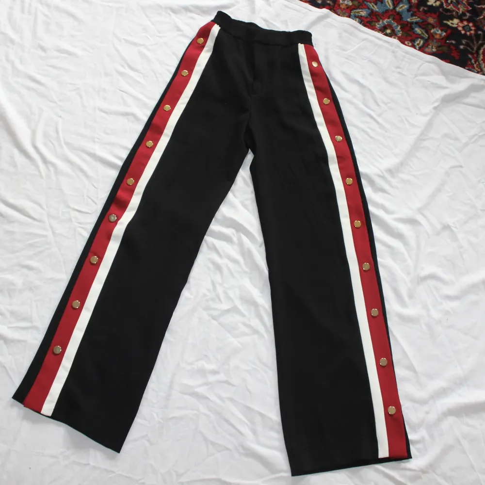 Skitcoola, svarta med röda och vita streck, helt oanvända byxor (prislapp kvar) från Zara Woman i stolen XS. Köpta för 599 men säljer för 399kr. För mer frågor är d bara att höra av dig!. Jeans & Byxor.