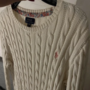 Ralph lauren kabelstickad - Kabelstickad vit tröja ifrån Ralph lauren. Aldrig använd!! Stretchig🤎🤎