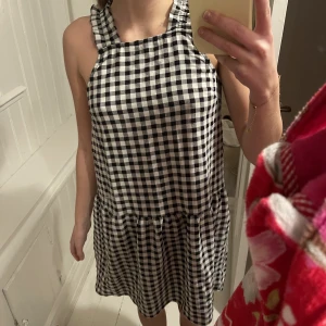 Mini klänning  - Rutig mini klänning med superfina detaljer, från hm. Sparsamt använd. 