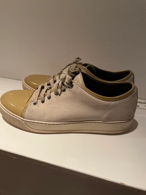 Lanvins - Säljer mina beiga lanvins som är använda ett fåtal gånger. Skorna är därför i ett väldigt bra skick. Hör av er om ni har några frågor!