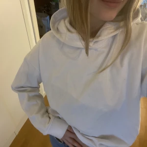 Hoodie - En superfin vit hoodie som tyvärr inte används! Andvända fåtal gånger!