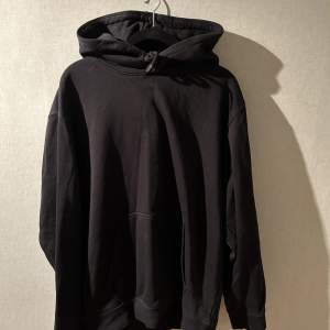 Säljer en svart hoodie från weekday i st L. Den är i fint skick. Hör av dig vid intresse eller om du har frågor🌟