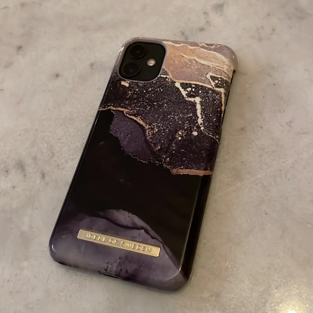 Fashion Case till iPhone 11 från Ideal of Sweden i den populära färgen Golden Twilight Marble.   Skalet är i nyskick då jag bytte mobil bara en vecka efter jag fick skalet.     Ord.pris 229kr  Mitt pris 150kr . Övrigt.