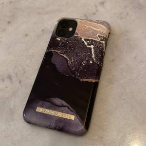 Fashion Case till iPhone 11 från Ideal of Sweden i den populära färgen Golden Twilight Marble.   Skalet är i nyskick då jag bytte mobil bara en vecka efter jag fick skalet.     Ord.pris 229kr  Mitt pris 150kr 