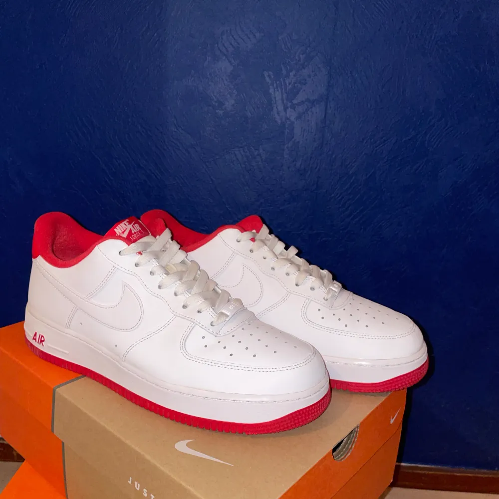 Air Force 1 low white university red EU44, Pris 750, storlek 44 För fler bilder skriv PM Kan fraktas eller meet up Stockholm . Skor.