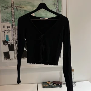 Topp  - Snygg topp från NA-KD med knytning fram. 