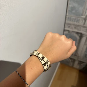 Valentino armband dubbel - Jag säljer detta valentino armband! Det är då ett dubbel armband. Jag köpte det för ungefär 8 månader sedan. Köpt för 3300kr och jag säljer det för 2300kr!❤️💓