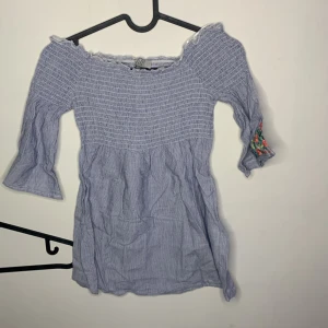 Sommar shirts  - En sommar tröja med blommiga färger på armarna, fin o söt!