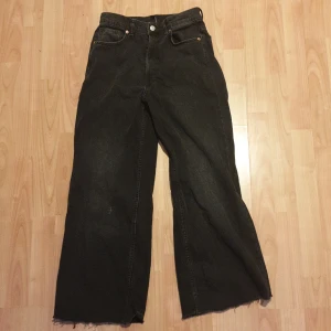 Hm jeans - Fina mörkgrå highwaist wide jeans ifrån hm i storlek 36 Byxorna är uppklipta ungerfär 7cm då dem är lite långa på mig. Dem går dock säkert att sy upp. Jag säljer dem då dem inte är min stil längre. Kontakta gärna mig om då har några frågor