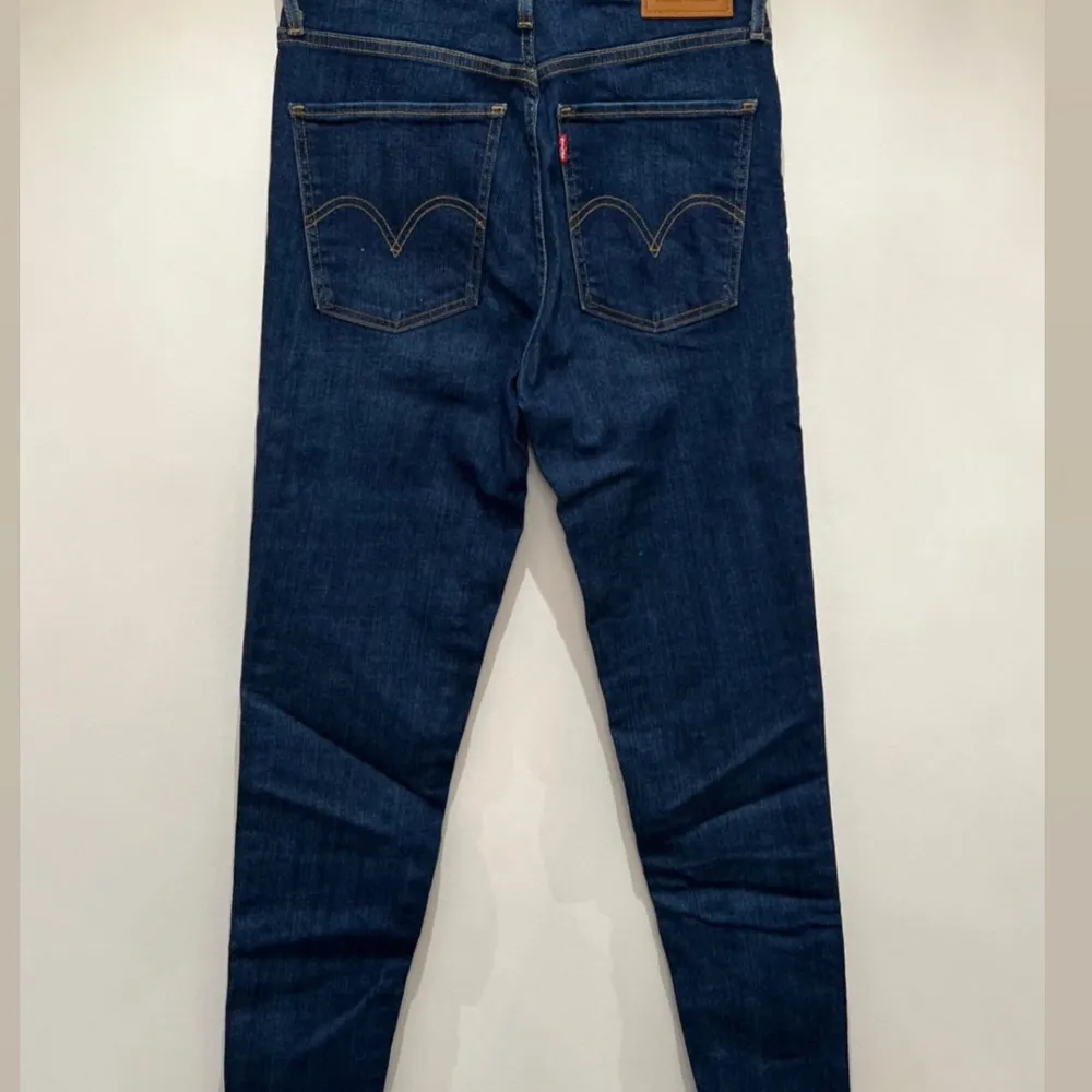 Super snygga jeans från Levi’s (Mile High Super Skinny) I mycket bra skick. Använda endast fåtal gånger.  Frakt tillkommer . Jeans & Byxor.