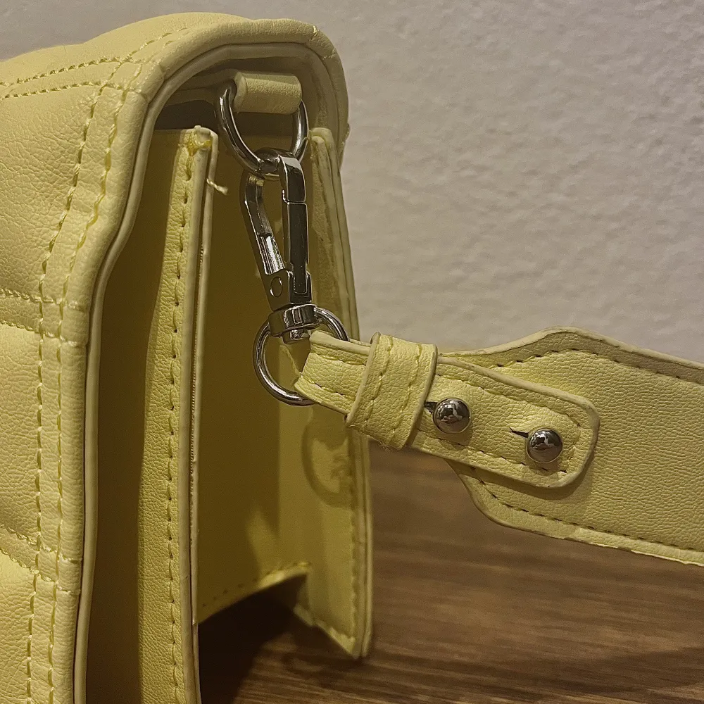 den perfekta lilla gula väskan, man får plats med precis allt det lilla man behöver ha med sig 🌻 . Accessoarer.