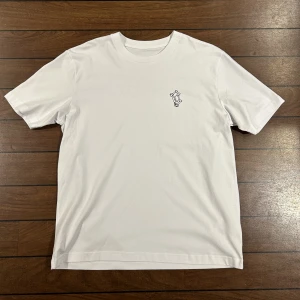 Clearout T-shirt  - Våra egna t-shirts som finns i alla storlekar från XXS-XL! En snygg boxy fit på den i hög kvalitet🙏 bara att skriva om du undrar över något👍