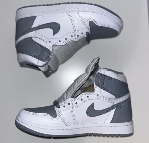 Jordan 1 - Jordan 1 retro high Storlek 36  Aldrig använda  Bevis finns på att dem är äkta Köpte för 2500kr Säljer dem för 2000kr Skosnöre i både vita och gråa tillkommer Säljer dem för dem är för små för mig. Frakten står ni för själva om dem inte kan hämtas upp.