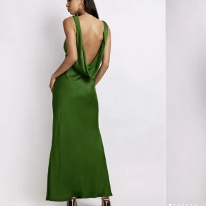 Långklänning  - En super fin olivgrön klänning från MESHKI. Säljer den då det inte va rätt passform för mig tyvärr. Aldrig använd och prislapp finns kvar. Har du någon mer fråga eller vill ha fler bilder är det bara att höra av sig!