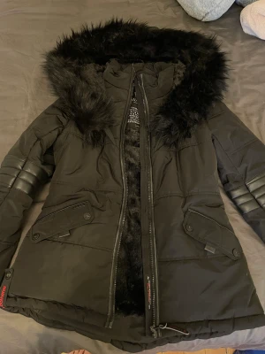 Figursydd vinterjacka från Navahoo strlk M - Mysig figursydd vinterjacka från Navahoo strlk M, köpt på Zalando för 3000kr, använd fåtal gånger, avtagbar pälsluva. Säljs för 1000kr