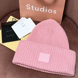 Acne Studios mössa - Acne Studios mössa säljes! Fint skick och sparsamt använd. Kvitto samt tagg (allt på bild) medföljer. 