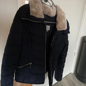 Varm ridjacka  - Ridjacka i mycket bra skick! Normal i storlek.  Storlek: 34 Märke: Rosetti