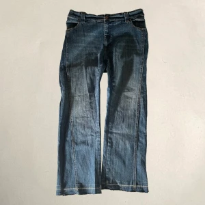 Vintage jeans - Skitfeta vintage jeans med najs wash, fit och detaljer. De är i bra skick och jag har sytt om så de ska osss i midjan. De har ett litet hål på ena benet men det märks knappt. Jag är 180 och har de på sista bilden.