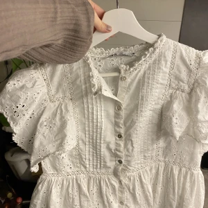 Söt blus  - Jättesöt blus från zara, storlek L väldigt liten i storlek! Säljer då den inte kommer till användning. Skriv för bilder på💓💓300, då den inte är använd och köptes för ungefär 2veckor sedan