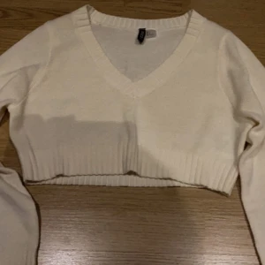 Kroppad topp - Kroppad topp i vit från H&M i storlek L, knappt använd då jag hade beställt fel storlek (nypris 100kr)