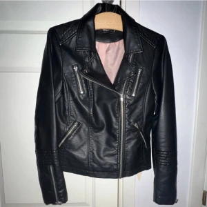 Skinnjacka - Skinnjacka från only i strl S! INGA DEFEKTER! så snyggt till ljusa denim 🥰 använd gärna köp nu!