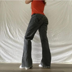 Lågmidjade jeans grå - Säljer vidare dessa fina lågmidjade jeans köpta här på Plick pga för korta tyvärr. Superbra skick! För korta på mig som är 1,70 lång. Passar för de runt ca 1,65 lång. Kontakta för frågor :) (lånade bilder)