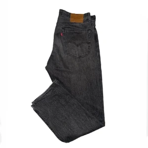 Levi’s 551Z - Ett par riktigt trevliga Levi’s 551Z, en liten bredare/mer baggy variant av 501orna. Mörkgrå skitsnygg tvätt och i perfekt skick. Storlek 33/32. Nypris 1200kr