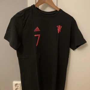 Ronaldo tröja - Ronaldo tröja köpt från Manchester United hemsida. Storlek 13/14y, men passar mig fortfarande då jag nu har storlek S. Riktigt bra skick men säljer pga av att den inte kommer till andvändning!