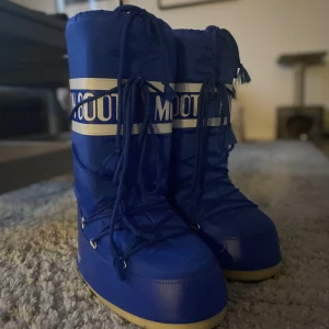 Blåa moonboots - säljer dessa moonboots då de endast har blivit använda en gång.  precis som nya! priset kan diskuteras. nypris: 1500kr strl: 39/41