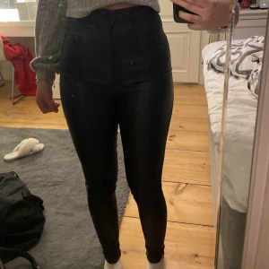 Skinnbyxor  - Ett par superfina högmidjade skinnbyxor i storlek M🤍Används inte pågrund utav att de är för stora och är gratis frakt på dom✨