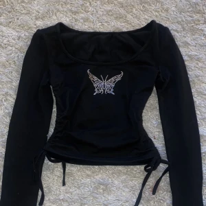 Rhinestone topp - Fick den här toppen i julklapp men har redan en liknande så den kommer inte till använding💗 nyskick🥰 Jag vet inte vart den är ifrån.