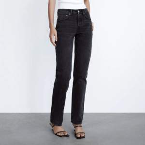 Garderobsrensning❣️❣️Så snygga jeans från zara i en midwaist Model. Ser lite gråare ut på bilderna än i verkligheten.🤍