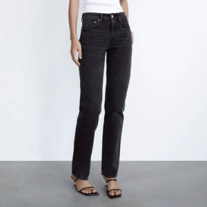 Zara jeans - Garderobsrensning❣️❣️Så snygga jeans från zara i en midwaist Model. Ser lite gråare ut på bilderna än i verkligheten.🤍