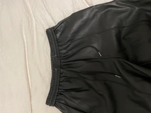 Skinnbyxor imitation  - Fake skinn-byxor i storlek 36, svarta, från topshop. Nyskick. 