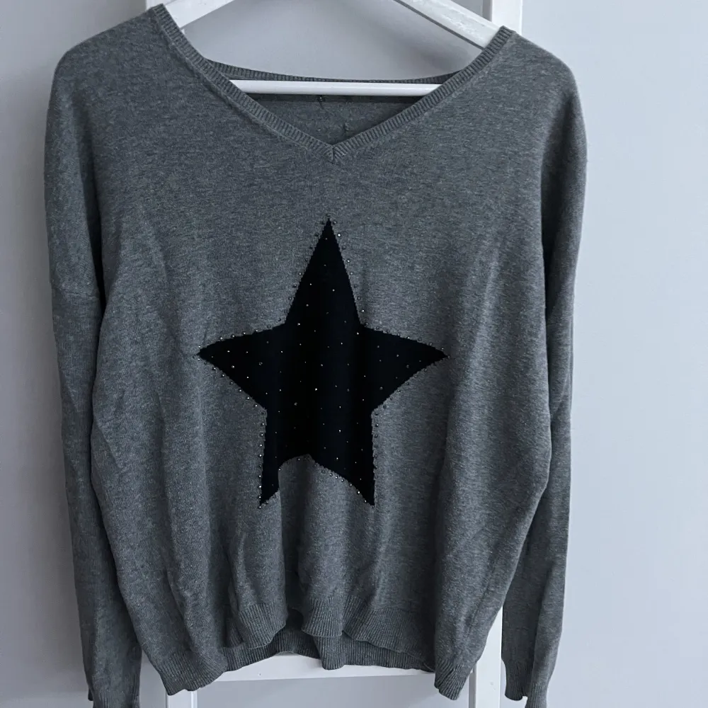 Säljer min grå, v-ringade, stickade tröja men en stjärna på med strass💞Den är ifrån saint tropez i storlek M. Priset är 120 kr. Frakt tillkommer💗. Stickat.