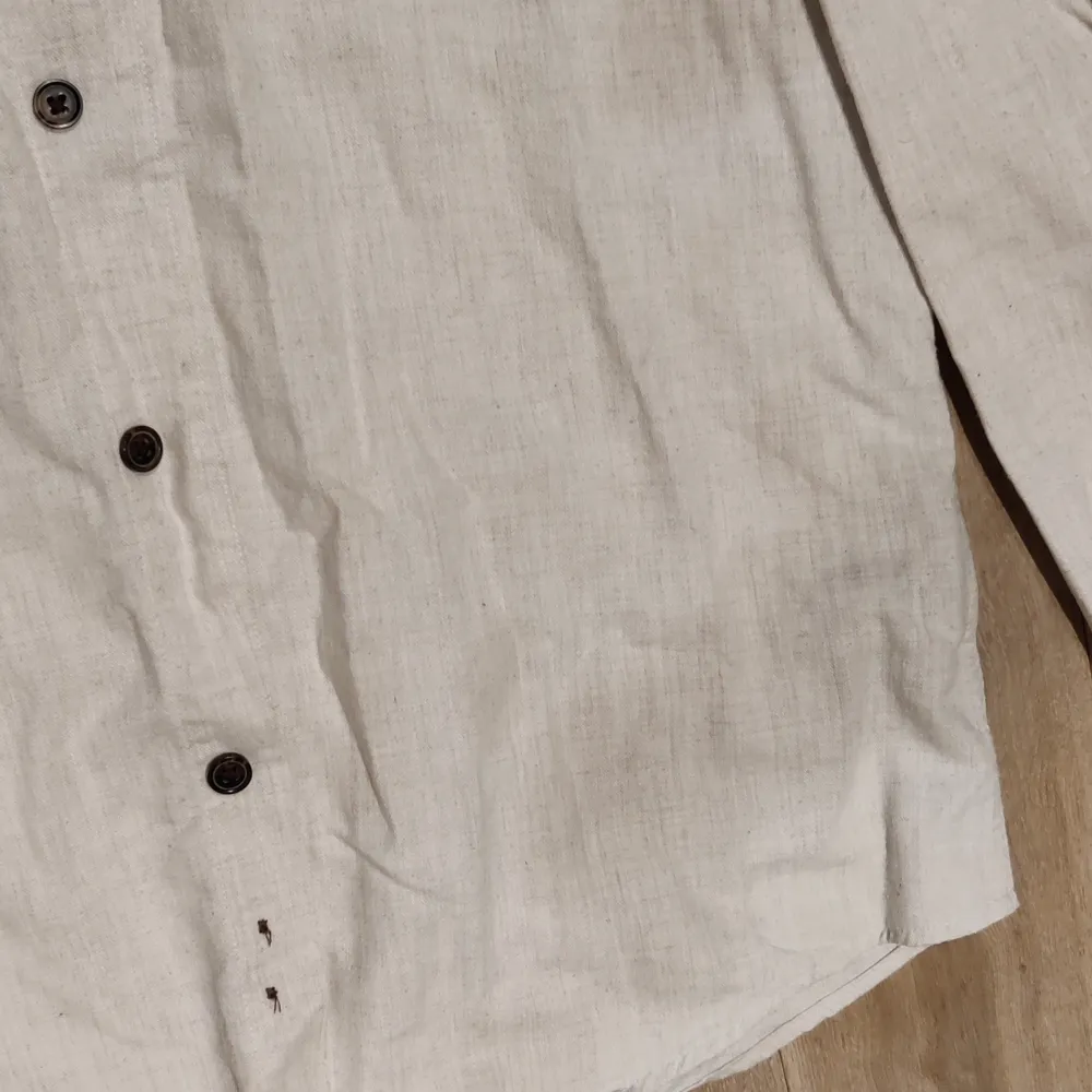 Använd flannelskjorta från WinWin. Skjortan har en missfärgning som syns på tredje bilden. Jag tycker inte det syns så värst mycket till vardags.. Skjortor.