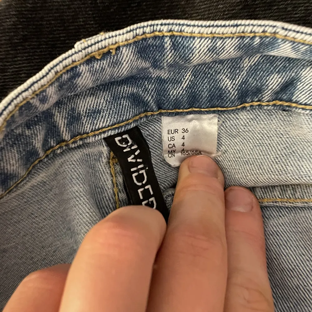 Snygga low wasit jeans från HM som är slutsålda🤍. Jeans & Byxor.