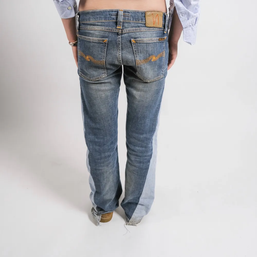 Ascoola jeans med unik splittrad design. Jeansen är ursprungligen från nudie med detaljer av ett annat jeansmatrial. Modellen bär normalt stl S men passar både större och mindre då matrialet är stretchigt. Mått:27x30. Jeans & Byxor.