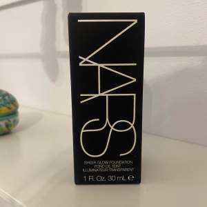 Nars sheer glow foundation i färgen punjab. Inte rätt färg för min hudton tyvärr, så har bara testat den en gång. 