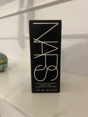 Nars foundation Punjab  - Nars sheer glow foundation i färgen punjab. Inte rätt färg för min hudton tyvärr, så har bara testat den en gång. 