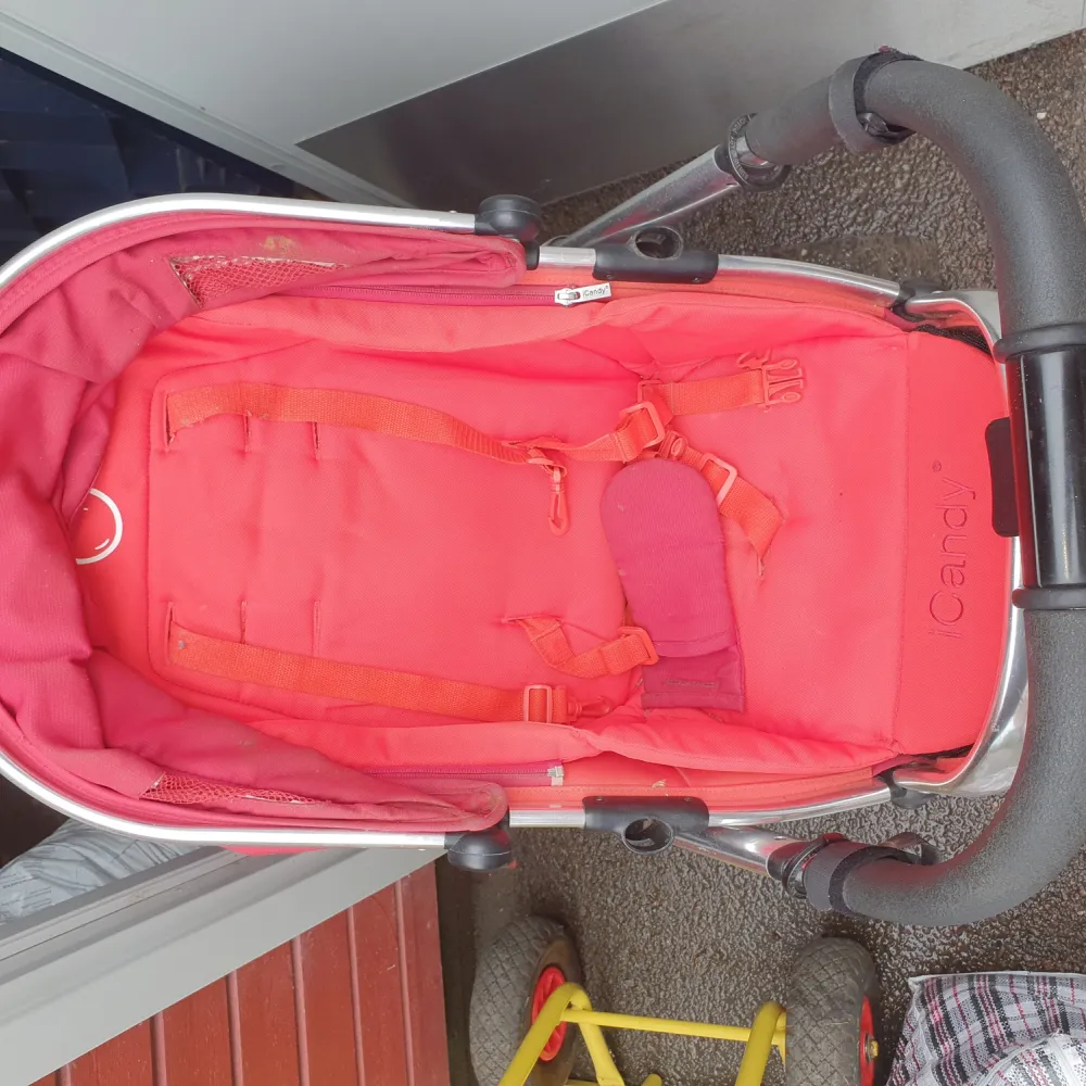 Använd barnvagn med ligg och sittdel plus bilstol . Övrigt.