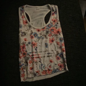 Tränings linne  - Detta är ett tränings linne som har använts 1 gång inga fläckar Nice på sommaren 