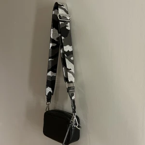 Väska  - Liten väska från Gina Tricot med avtagbara band, använd ganska mycket. Fin på utsidan men lite smutsig på insidan