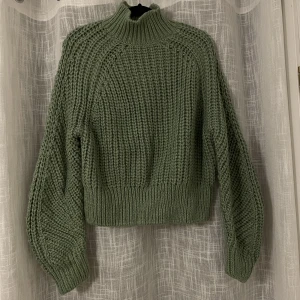 Grön stickad  - Stickad tröja i en jättefin grön färg. Nyskick. Frakt tillkommer🥰