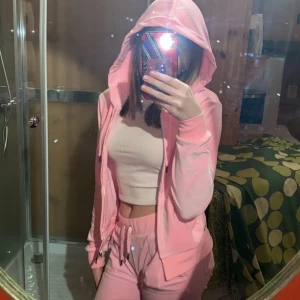 Juicy couture set - Hejsan, jag vill sälja eller byta ut mitt juicy sett mot en annan färg helst en mörk färg som mörkblå, brun, eller nånting sånt men dehär rosa settet är nästan nytt bara använt ett fåtal gånger men jag är inte den som brukar bära så ljusa färger!🫶🏼