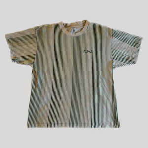 Polar T-shirt - Snygg Polar Skate Co. T-shirt, randigt grön. I storlek S men sitter bra på en M. I gott skick. 