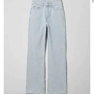Ljusblåa jeans från weekday! Högmidjade med rak modell. Strl 24. Nypris 500 kr. Bilderna är lånade. Skriv för mer information! Köparen står för frakten💗