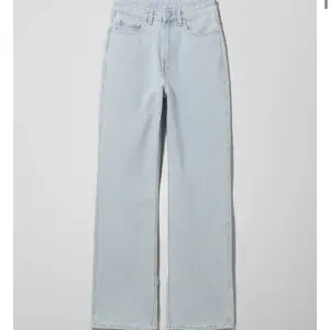 Ljusblåa jeans från weekday! Högmidjade med rak modell. Strl 24. Nypris 500 kr. Bilderna är lånade. Skriv för mer information! Köparen står för frakten💗